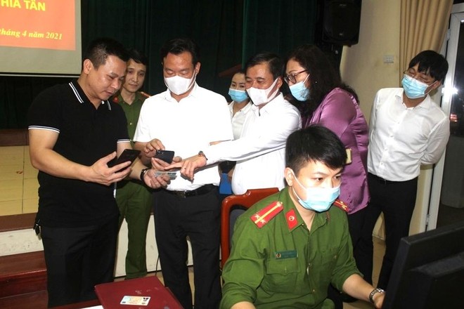 Chủ tịch UBND quận Cầu Giấy trắng đêm cùng Công an cơ sở lăn tay cấp CCCD gắn chíp ảnh 22