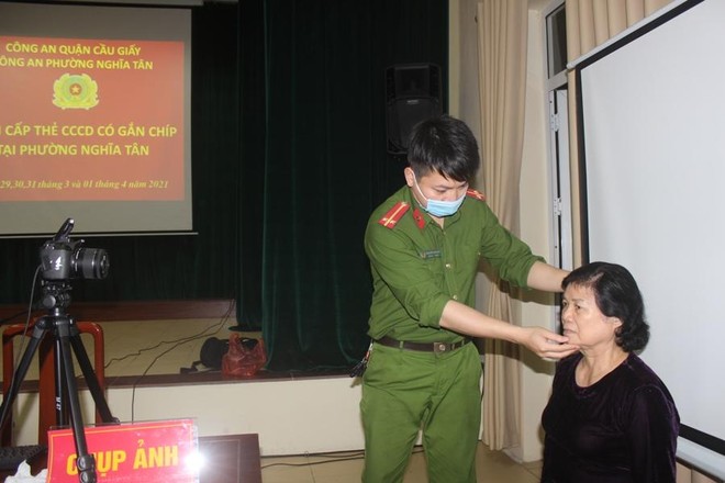 Chủ tịch UBND quận Cầu Giấy trắng đêm cùng Công an cơ sở lăn tay cấp CCCD gắn chíp ảnh 11