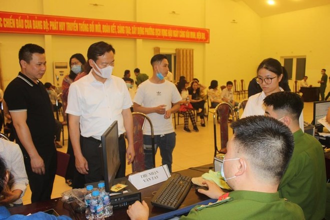 Chủ tịch UBND quận Cầu Giấy trắng đêm cùng Công an cơ sở lăn tay cấp CCCD gắn chíp ảnh 13