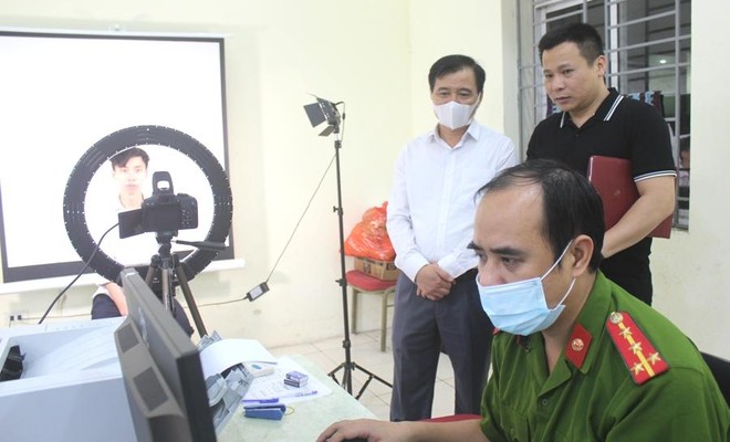 Chủ tịch UBND quận Cầu Giấy trắng đêm cùng Công an cơ sở lăn tay cấp CCCD gắn chíp ảnh 17