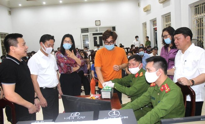 Chủ tịch UBND quận Cầu Giấy trắng đêm cùng Công an cơ sở lăn tay cấp CCCD gắn chíp ảnh 19