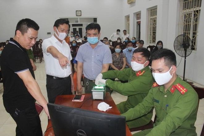 Chủ tịch UBND quận Cầu Giấy trắng đêm cùng Công an cơ sở lăn tay cấp CCCD gắn chíp ảnh 20