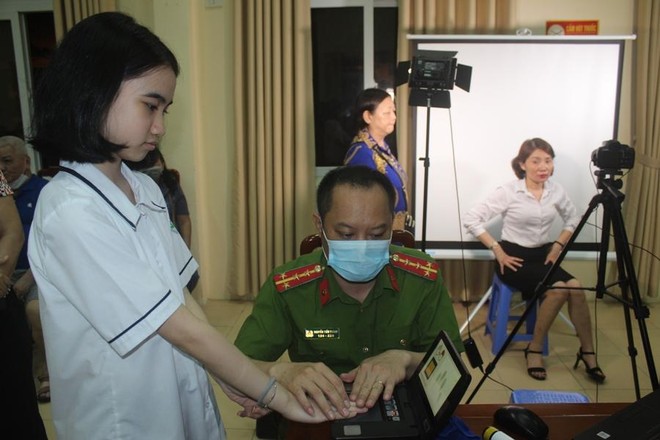 Chủ tịch UBND quận Cầu Giấy trắng đêm cùng Công an cơ sở lăn tay cấp CCCD gắn chíp ảnh 3
