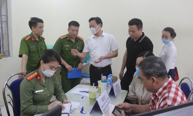 Chủ tịch UBND quận Cầu Giấy trắng đêm cùng Công an cơ sở lăn tay cấp CCCD gắn chíp ảnh 21