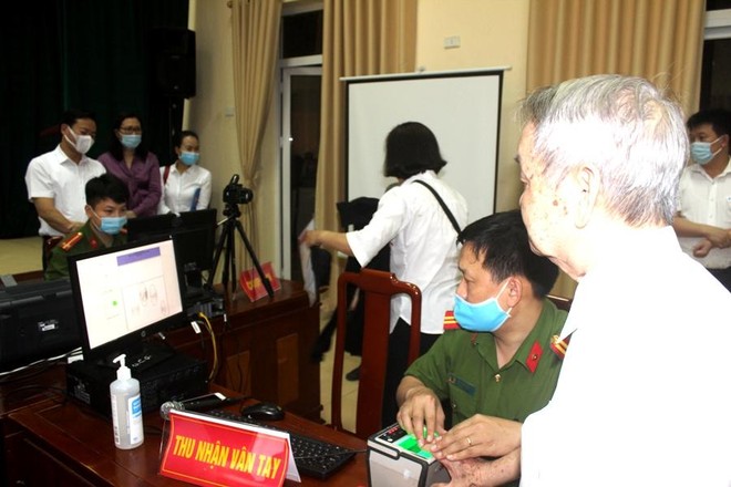 Chủ tịch UBND quận Cầu Giấy trắng đêm cùng Công an cơ sở lăn tay cấp CCCD gắn chíp ảnh 14