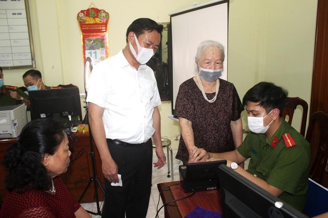 Chủ tịch UBND quận Cầu Giấy trắng đêm cùng Công an cơ sở lăn tay cấp CCCD gắn chíp ảnh 10