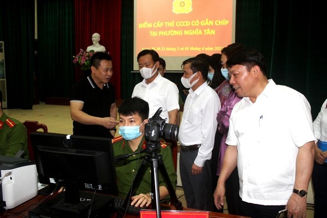 Chủ tịch UBND quận Cầu Giấy trắng đêm cùng Công an cơ sở lăn tay cấp CCCD gắn chíp ảnh 7