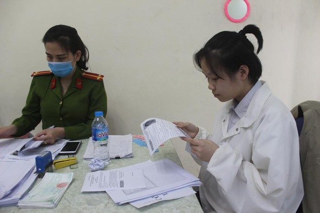 Chủ tịch UBND quận Cầu Giấy trắng đêm cùng Công an cơ sở lăn tay cấp CCCD gắn chíp ảnh 4
