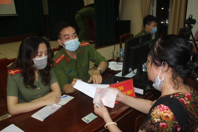 Chủ tịch UBND quận Cầu Giấy trắng đêm cùng Công an cơ sở lăn tay cấp CCCD gắn chíp ảnh 8