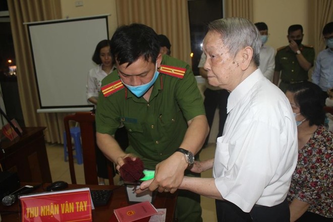 Chủ tịch UBND quận Cầu Giấy trắng đêm cùng Công an cơ sở lăn tay cấp CCCD gắn chíp ảnh 2
