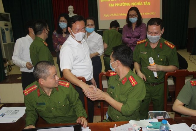 Chủ tịch UBND quận Cầu Giấy trắng đêm cùng Công an cơ sở lăn tay cấp CCCD gắn chíp ảnh 6