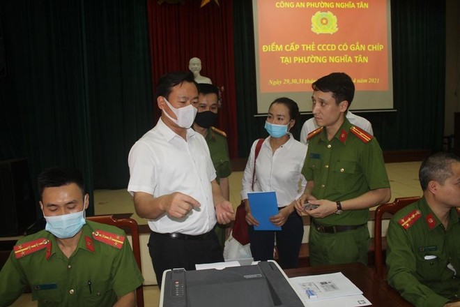 Chủ tịch UBND quận Cầu Giấy trắng đêm cùng Công an cơ sở lăn tay cấp CCCD gắn chíp ảnh 5