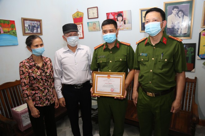 Trung tướng Nguyễn Duy Ngọc, Thứ trưởng Bộ Công an thăm, biểu dương cán bộ chiến sỹ vượt khó khăn cấp CCCD và dũng cảm cứu người ảnh 3