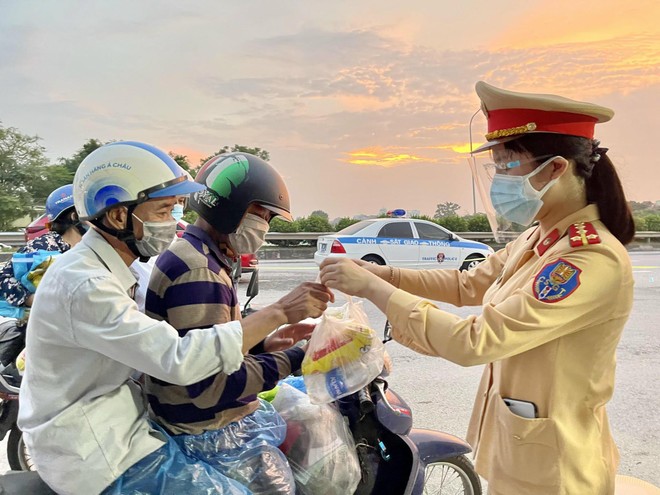Cảnh sát giao thông các tỉnh phối hợp liên hoàn, đón dẫn người dân về quê an toàn ảnh 1