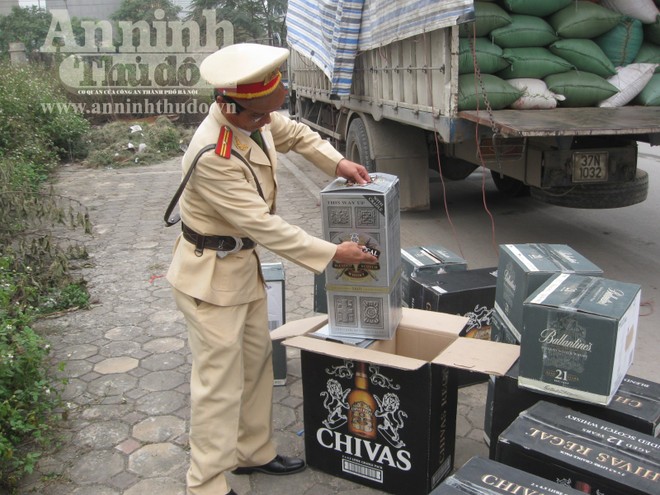 Phát hiện gần 150 chai rượu ngoại trong xe...chở thóc ảnh 2