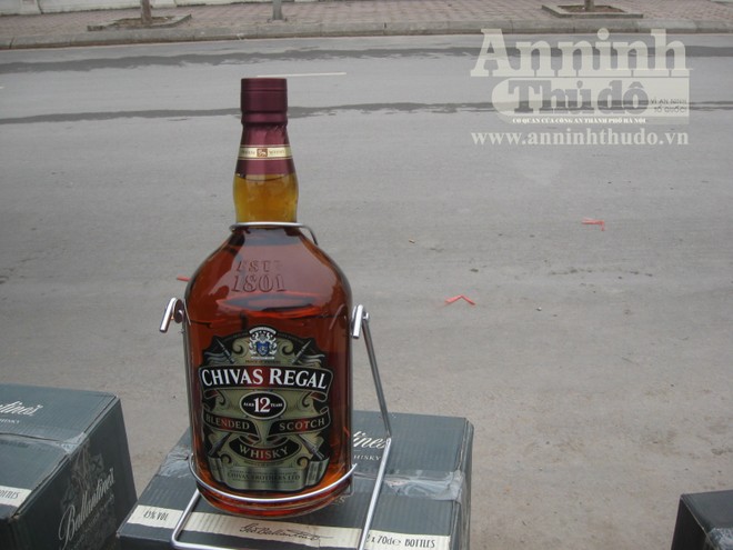 Phát hiện gần 150 chai rượu ngoại trong xe...chở thóc ảnh 5