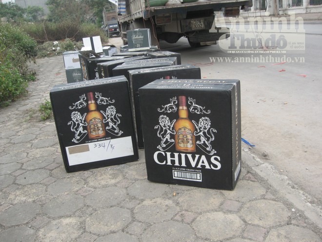 Phát hiện gần 150 chai rượu ngoại trong xe...chở thóc ảnh 7