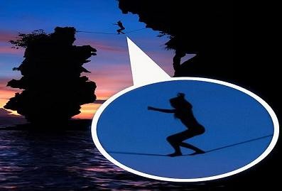 Rợn người xem cảnh cô gái khỏa thân đi trên dây ảnh 1