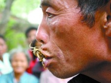 Nghiện lạ: Người đàn ông chỉ thích ăn bọ cạp sống ảnh 1