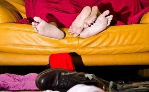 "Quý bà" giam giữ hai người đàn ông để cưỡng bức ảnh 1