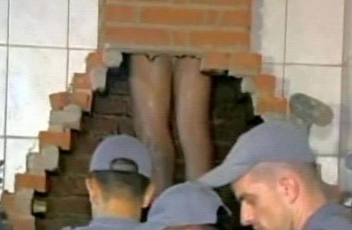 Đi ăn trộm bị mắc kẹt trong ống khói ảnh 1