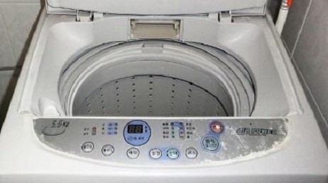 Chơi trốn tìm, bé gái bị kẹt trong máy giặt ảnh 1
