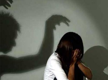 Thiếu niên 14 tuổi tấn công tình dục bé gái hàng xóm ảnh 1