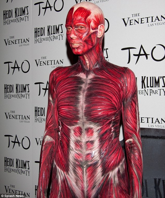 Khắp nơi trên thế giới hóa trang nhân dịp Halloween ảnh 2