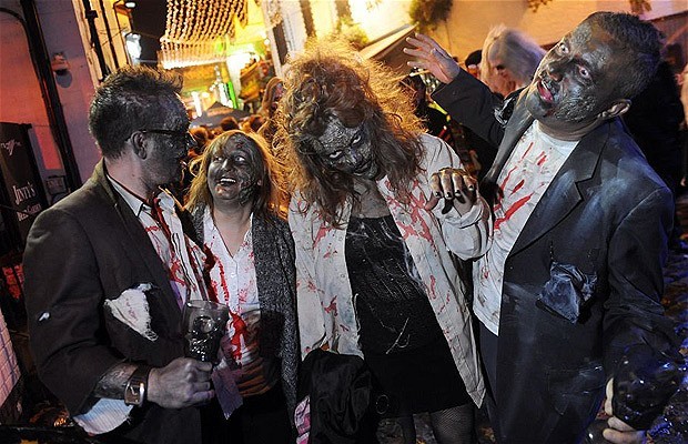 Khắp nơi trên thế giới hóa trang nhân dịp Halloween ảnh 12