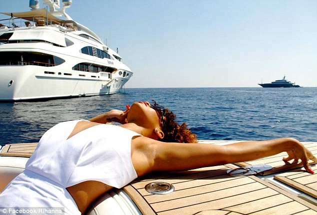 Lộ ảnh Rihanna tiệc tùng trên du thuyền ảnh 3