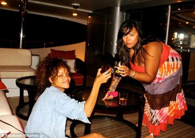 Lộ ảnh Rihanna tiệc tùng trên du thuyền ảnh 7