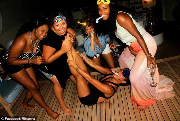 Lộ ảnh Rihanna tiệc tùng trên du thuyền ảnh 8