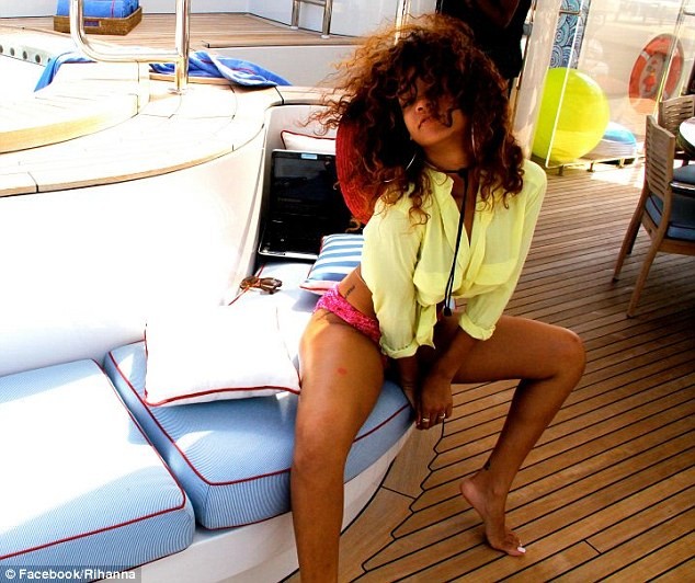 Lộ ảnh Rihanna tiệc tùng trên du thuyền ảnh 9
