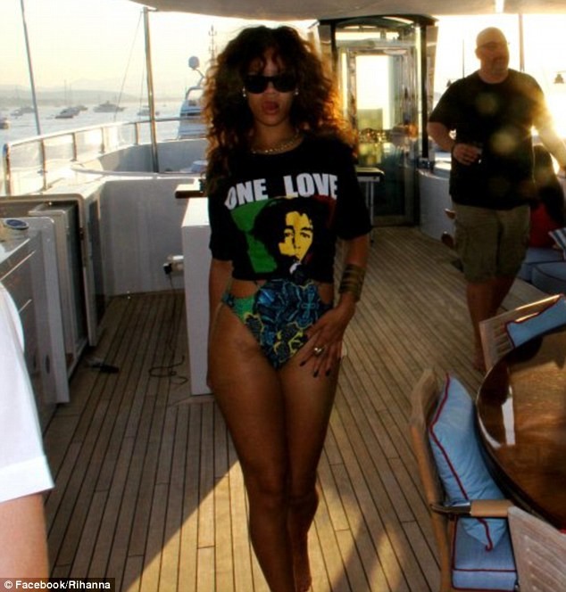 Lộ ảnh Rihanna tiệc tùng trên du thuyền ảnh 13
