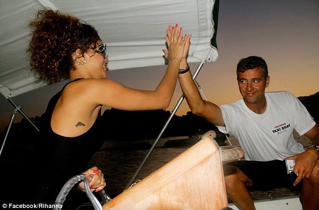 Lộ ảnh Rihanna tiệc tùng trên du thuyền ảnh 15