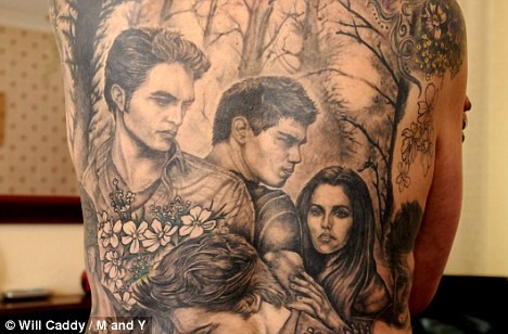 Fan cuồng Twilight xăm hình thần tượng trên lưng ảnh 1