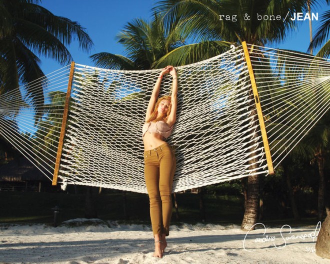 Mỹ nữ Victoria Secret lộ ngực trần quyến rũ ảnh 10
