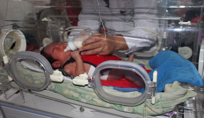 Thần kỳ bé sơ sinh sống sót khi bị vứt trong túi nilon ảnh 2