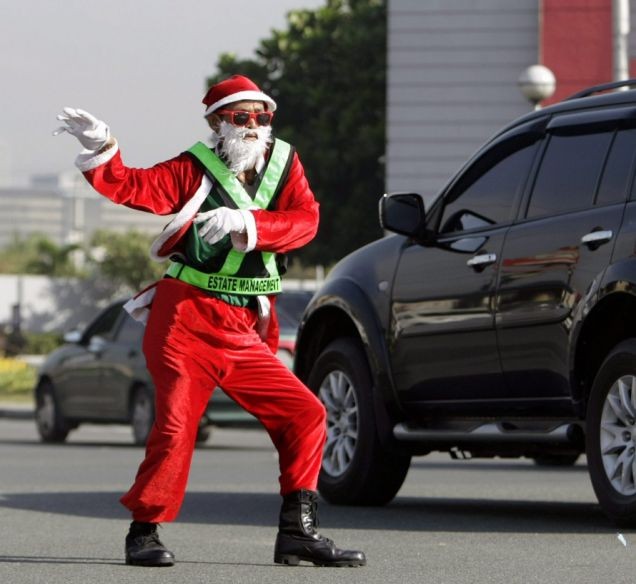 Cảnh sát giao thông biến thành ông già Noel ảnh 2