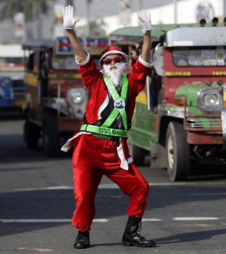 Cảnh sát giao thông biến thành ông già Noel ảnh 1