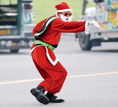 Cảnh sát giao thông biến thành ông già Noel ảnh 3