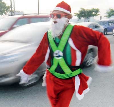 Cảnh sát giao thông biến thành ông già Noel ảnh 4