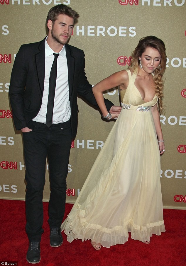 Miley Cyrus bác bỏ tin đồn bơm ngực ảnh 3