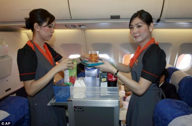 Choáng với dàn tiếp viên hàng không chuyển giới ảnh 4