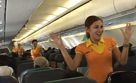 Tiếp viên hàng không nhảy múa tưng bừng trên máy bay ảnh 3