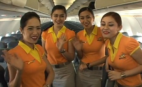 Tiếp viên hàng không nhảy múa tưng bừng trên máy bay ảnh 1