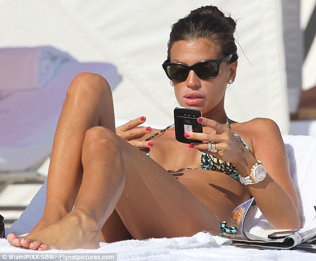 Claudia Galanti thay bikini liên tục tại bãi biển Miami ảnh 1