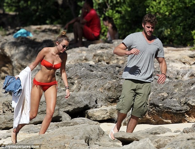 Miley Cyrus diện biniki tình tứ bên bạn trai ảnh 2