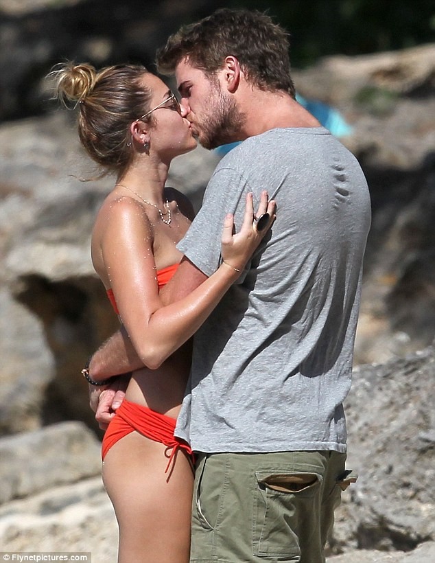 Miley Cyrus diện biniki tình tứ bên bạn trai ảnh 5