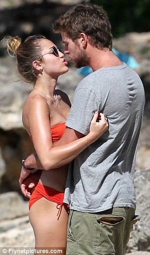Miley Cyrus diện biniki tình tứ bên bạn trai ảnh 15